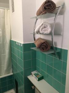 Bilik mandi di A&H Apartment