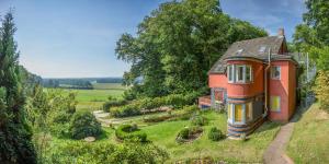 una casa al lado de una colina en Willi Ohler Haus, en Worpswede