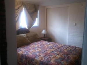 1 dormitorio con cama y ventana en Aires de San Antonio en San Antonio de Arredondo