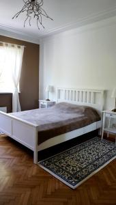 Un dormitorio con una gran cama blanca y una ventana en Vitosha Boulevard 79 / NDK Apartment en Sofía