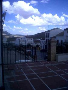 una vista dal balcone di una casa di Hostal Medina a Olvera