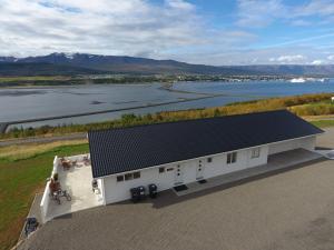 een uitzicht op een huis met een zonnedak bij Hafdals Hotel in Akureyri