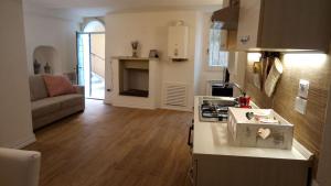 uma cozinha e sala de estar com uma placa de fogão e forno em Ai Barutoli em Perugia