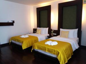 Postel nebo postele na pokoji v ubytování Nicha Suite Hua Hin Hotel