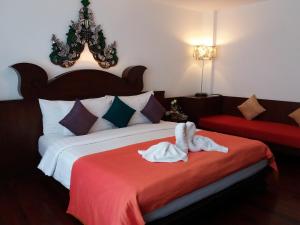 Postel nebo postele na pokoji v ubytování Nicha Suite Hua Hin Hotel