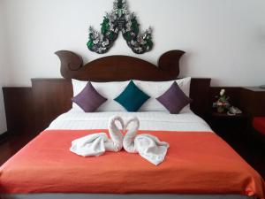 Postel nebo postele na pokoji v ubytování Nicha Suite Hua Hin Hotel