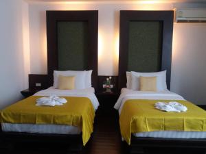 Postel nebo postele na pokoji v ubytování Nicha Suite Hua Hin Hotel