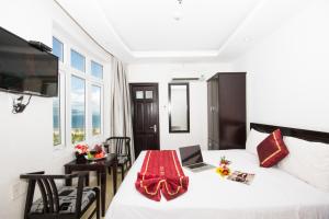 pokój hotelowy z łóżkiem i stołem z laptopem w obiekcie Misa Hotel Da Nang w mieście Da Nang