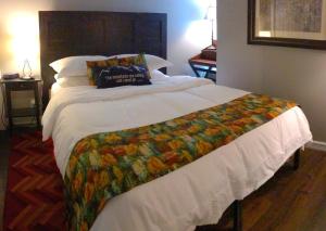 1 dormitorio con 1 cama grande con una manta colorida en Breck Creekside at Wildwood Suites, en Breckenridge