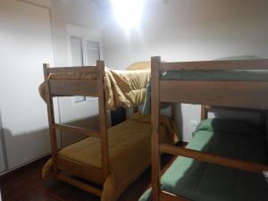 Våningssäng eller våningssängar i ett rum på Cabañas Las Dunas