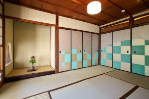 京都画廊诺泽酒店 的一间日式客房,墙上挂有绘画作品