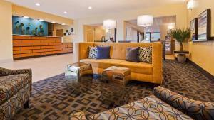 - soggiorno con divano nella hall di Best Western Baraboo Inn a Baraboo