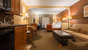 Posezení v ubytování Best Western Plus Deer Park Hotel and Suites