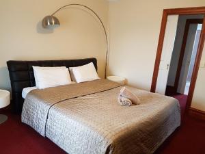 1 dormitorio con cama con almohada en King Street Apartments, en Warrnambool