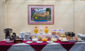 stół z jedzeniem i napojami na górze w obiekcie La Maison Boutique Hotel w mieście Katoomba