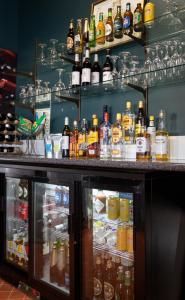 un bar con un montón de botellas de alcohol en La Maison Boutique Hotel, en Katoomba