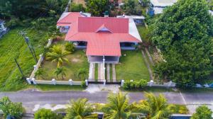 una vista aérea de una casa con techo rojo en Chez Augustine, en Baie Lazare Mahé