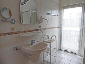 グロヴェにあるBaltiqueのバスルーム(洗面台、鏡付)