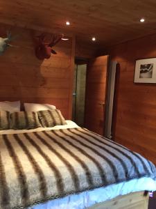 クールシュヴェルにあるAriondazの木製の壁のベッドルーム1室