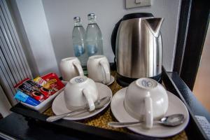 Příslušenství pro přípravu čaje a kávy v ubytování Lanta Corner Resort