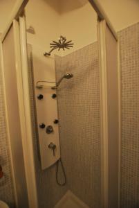 baño con ducha con una araña en la pared en Lipari Monolocale centro storico, en Lipari