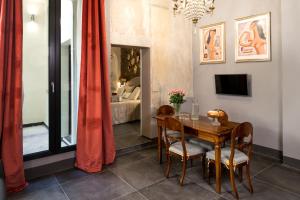 jadalnia ze stołem i sypialnia w obiekcie L'8 Boutique Design Apartments w Bolonii