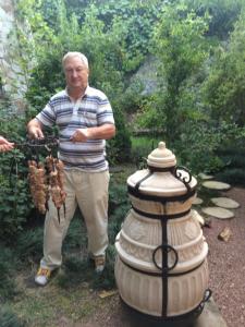 un hombre de pie junto a un jarrón en un jardín en Villa Snegiri, en Hurzuf