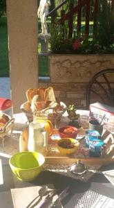PierryにあるLa CRAPOUNETTEのパン・ボウル・スプーンのトレイ付テーブル