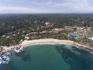 タンガラにあるAnantara Peace Haven Tangalle Resortのビーチ上のリゾートの空中ビュー