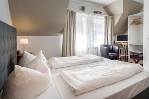 Postel nebo postele na pokoji v ubytování Hotel Zum Roten Tore
