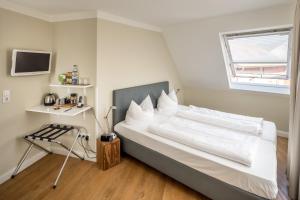 Postel nebo postele na pokoji v ubytování Hotel Zum Roten Tore