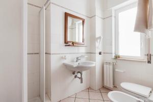 Koupelna v ubytování Hotel Bellavista + 37 fotografií