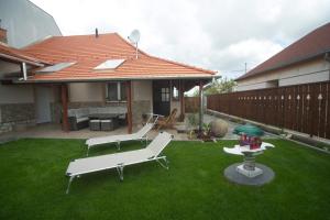 A garden outside Holiday Home Podium