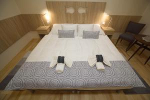 Un dormitorio con una cama con corbatas de lazo. en Holiday Home Podium en Eger