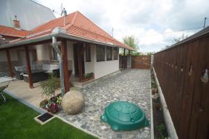 A garden outside Holiday Home Podium