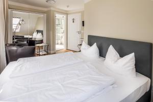 Postel nebo postele na pokoji v ubytování Hotel Zum Roten Tore