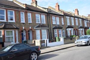 a row of brick houses on a city street at 4 Bedroom Apartment & 2 Bedroom apartment in London