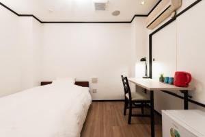 1 dormitorio con cama, escritorio y mesa en Tokyo Guest House Ouji Music Lounge, en Tokio