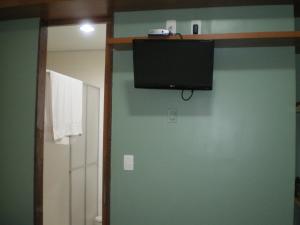 Uma TV ou centro de entretenimento em Hotel São Bento