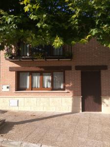 a brick building with a door and a window at Casa Rural Isabel in Villaflores