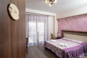 una camera con un letto e una grande finestra di Affittacamere Prestige a Mazara del Vallo