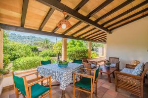 ein Esszimmer im Freien mit einem Tisch und Stühlen in der Unterkunft Can Boi in Pollença