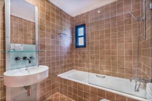 ein Badezimmer mit Waschbecken und Badewanne in der Unterkunft Can Boi in Pollença + 19 Fotos