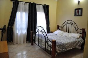 En eller flere senge i et værelse på Namugongo Holiday Home