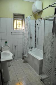 Ванна кімната в Namugongo Holiday Home