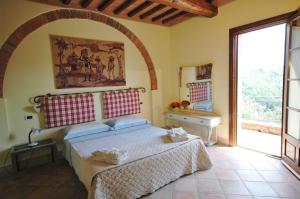 1 dormitorio con 1 cama grande y lavamanos en Azienda Agricola Le Querce, en Palaia