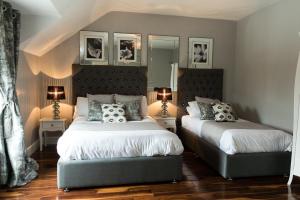 Postel nebo postele na pokoji v ubytování The Tailor's House Guest Rooms + 21 fotografií