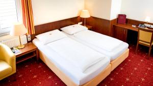A bed or beds in a room at Der Kaiserhof Ried