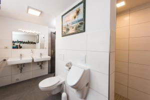 ein weißes Badezimmer mit 2 Waschbecken und einem WC in der Unterkunft Ferienhaus Stark in Eisenach