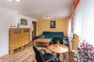 ein Wohnzimmer mit einem Sofa und einem Tisch in der Unterkunft Ferienhaus Stark in Eisenach